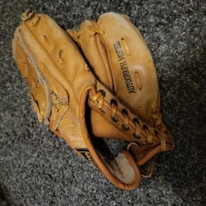 Wilson A2164 Vintage Jim Catfish Hunter Autograph Model RHT 10" Baseball Mitt